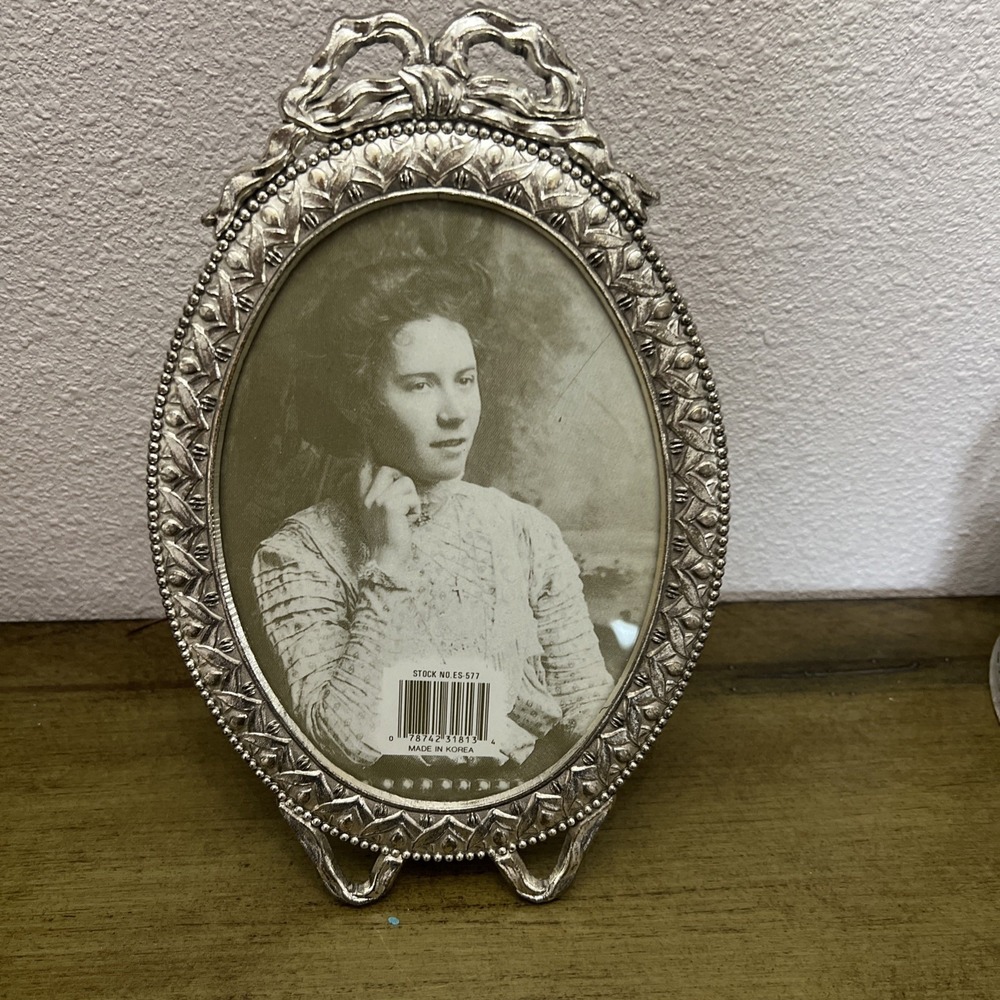 Vintage Bueatiful Oval Vicorian Picture Frame 6x4.5 Made In‎ KOREA
